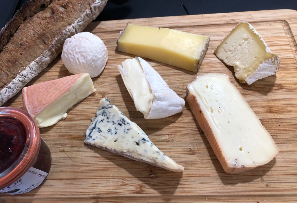 A french cheese tasting of seven french cheeses: Munster, Figuette, Comté, Chaource, Tartu, Bleu D'Auvergne and Reblochon. 